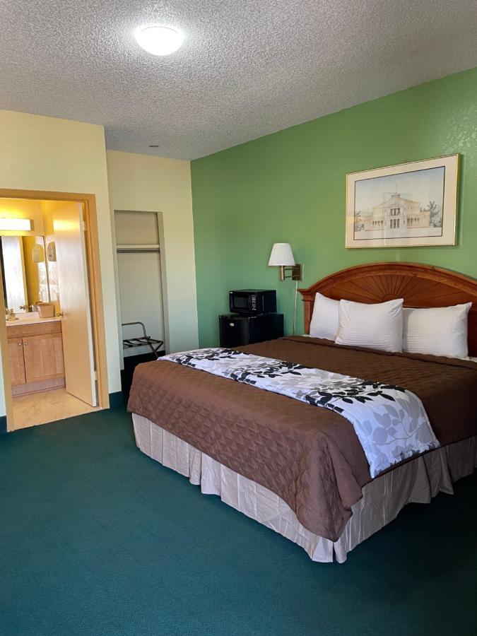 Relax Inn Dilley Exterior photo